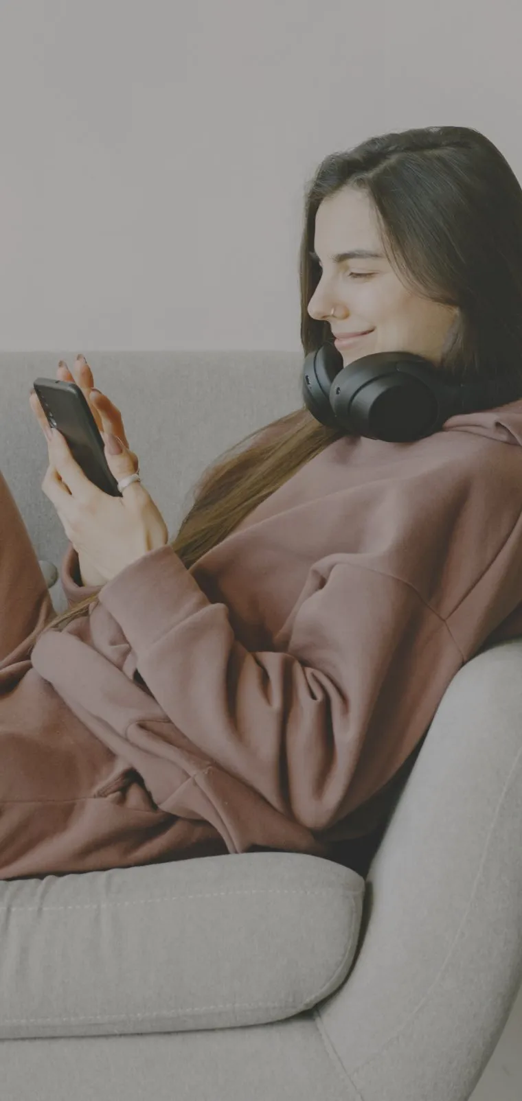 Empreendedora usando o app no sofá